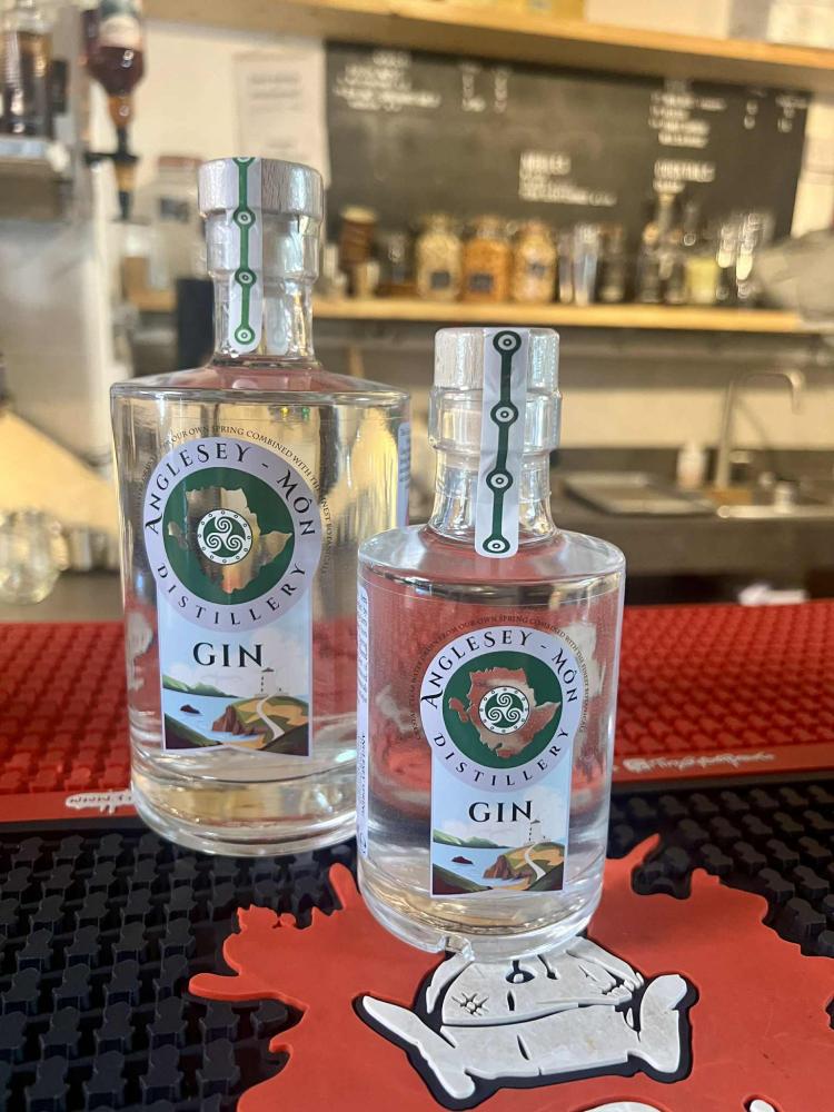 Anglesey Mon, Gin 